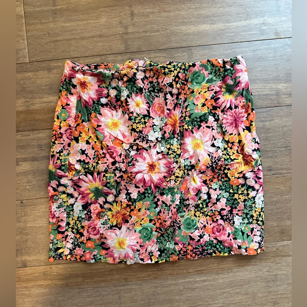 H&M Patterned Mini Skirt! - Picture 3 of 5